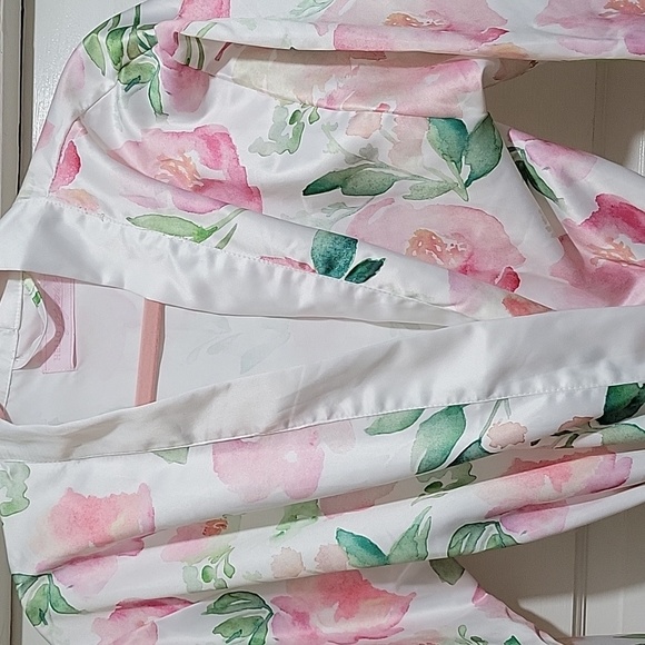 Hello Gorgeous White With Pink Floral Wrap Style Kimono, Robe W Belt, OS - Picture 10 of 10